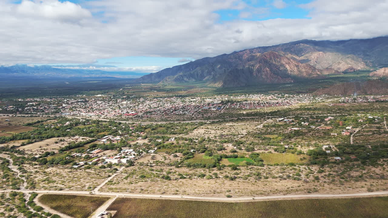 la ciudad de cafayate en salta, argentina, vista desde arriba por un dron