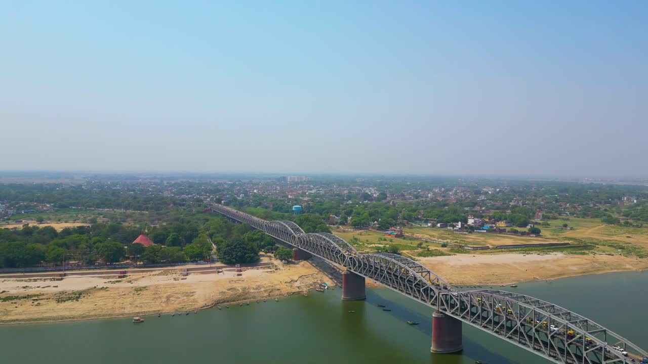 Veduta aerea del fiume Gange e dei Ghat a Varanasi, India.