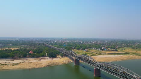 vista aérea del río ganga y los ghats en varanasi, india