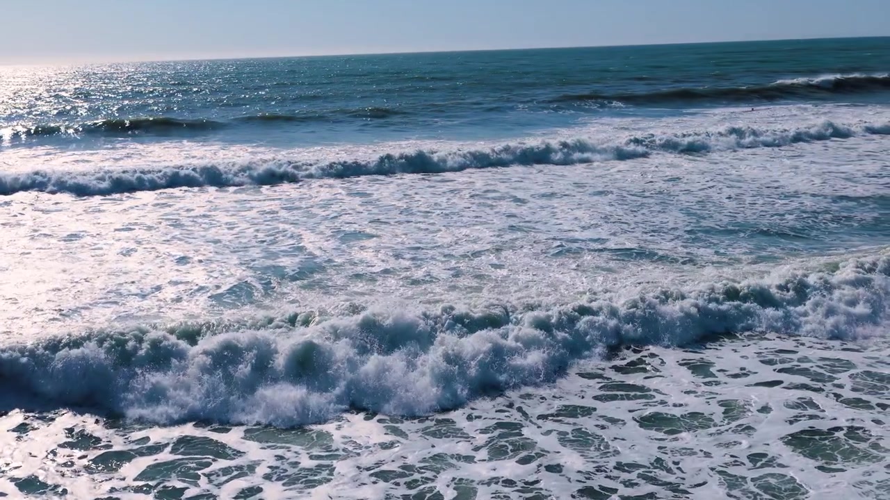 Volo di drone al rallentatore sull'oceano