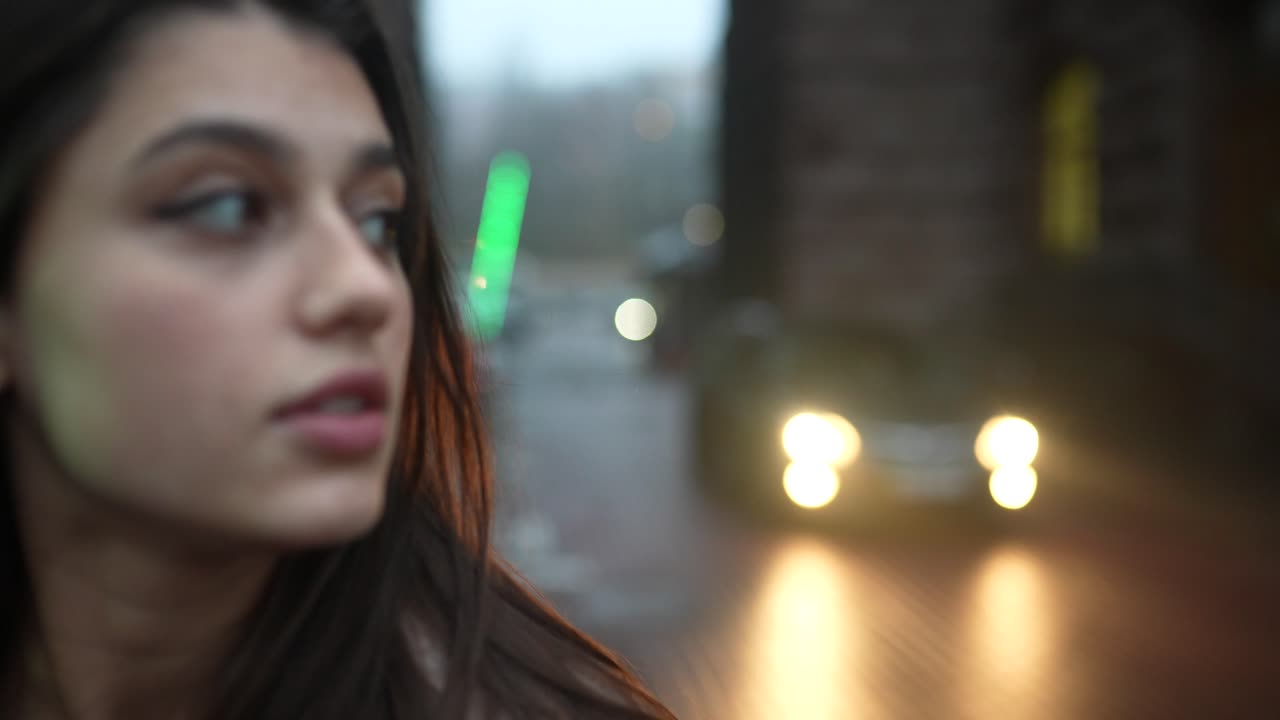 mujer caminando por la ciudad por la noche