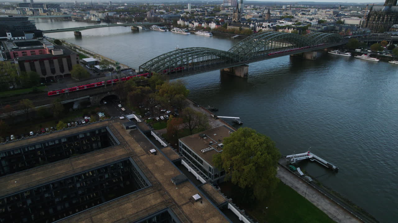 녹색 hohenzollernbrücke 위로 천천히 움직이는 빨간색 passanger 열차