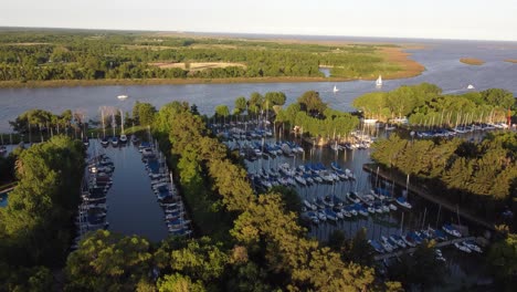 Luftüberflug-Des-Nautical-Club-San-Isidro-In-Buenos-Aires-Während-Des-Goldenen-Sonnenuntergangs