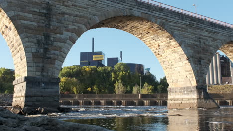 teatro guthrie enmarcado por el icónico puente de arco de piedra