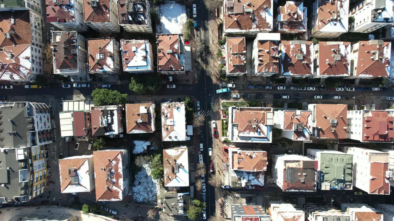 도시 에 있는 지붕 건물