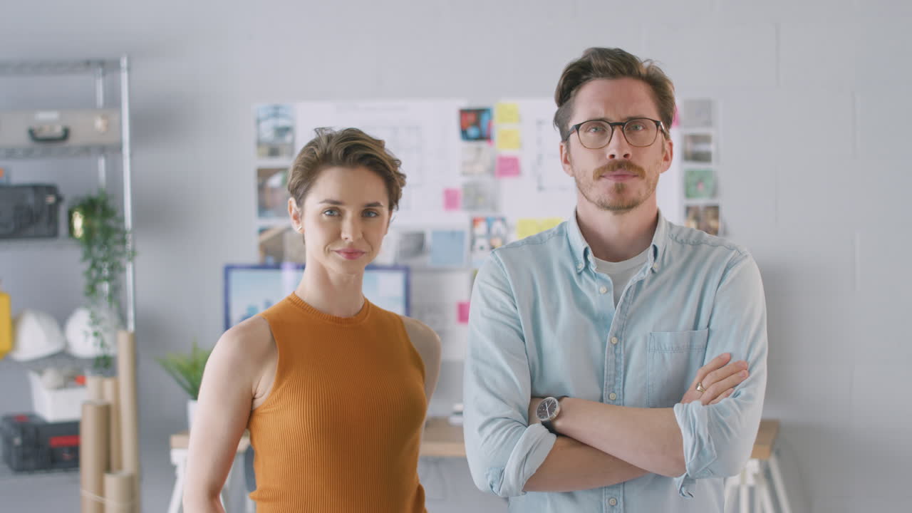 retrato de arquitectos masculinos y femeninos en la oficina de pie junto a los escritorios