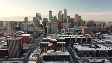 drone empujó en el centro de minneapolis desde el este durante el atardecer de invierno 4k