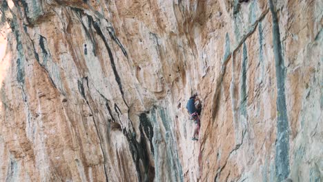 Escalada-Deportiva-En-Una-Pared-Vertical-De-Montaña