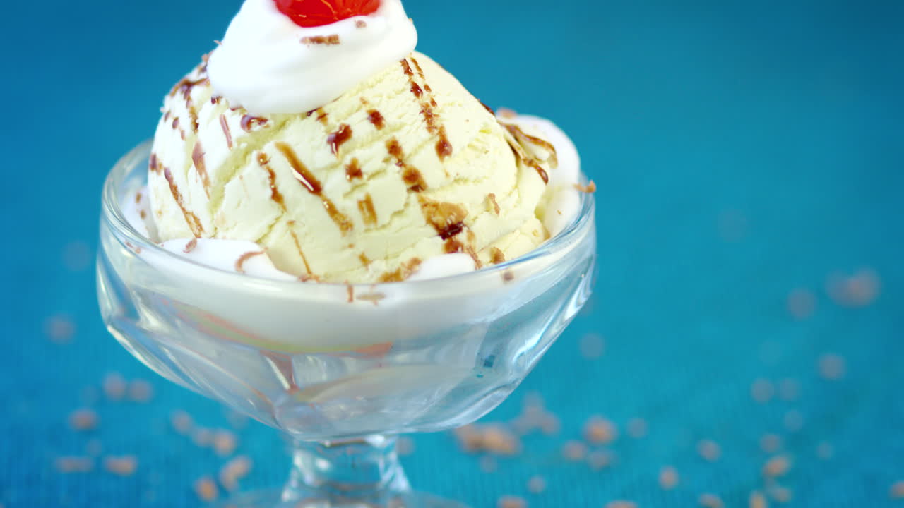 helado de vainilla con fudge de chocolate y cereza