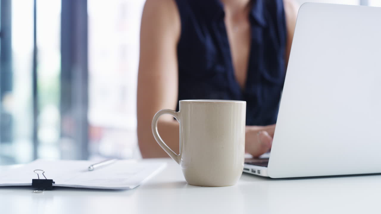 el café mantiene el negocio en movimiento.