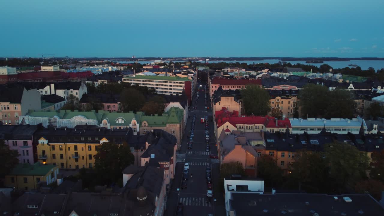 vuelo sobre una calle escandinava ordenada por la noche en helsinki, finlandia.