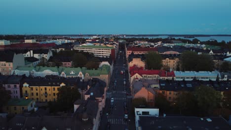 Vuelo-Sobre-La-Ordenada-Calle-Escandinava-Por-La-Noche-En-Helsinki,-Finlandia