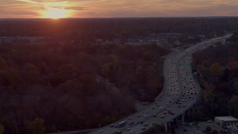 Autobahnverkehr-Während-Der-Hauptverkehrszeit-Bei-Sonnenuntergang-Im-Herbst