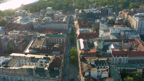 Vuelo-De-Drones-Sobre-Una-Calle-Prominente-Con-Un-Edificio-Histórico