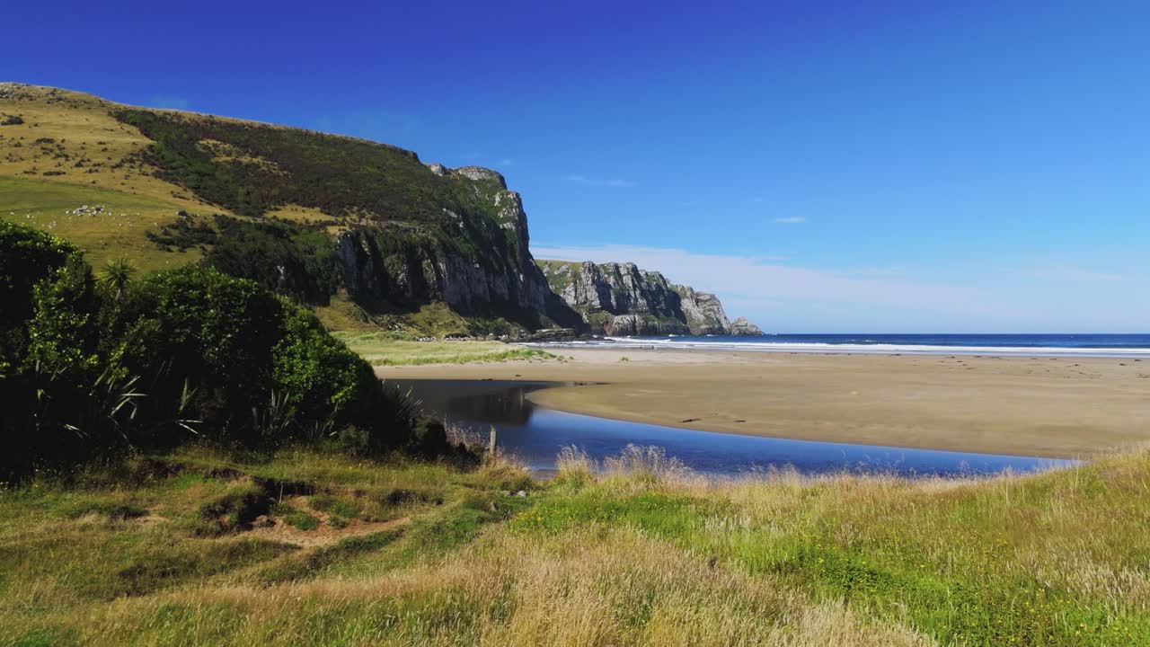 뉴질랜드의 경치 좋은 보호구역인 푸라카누이 만 (purakaunui bay) 의 낮은 각도 공중 사진