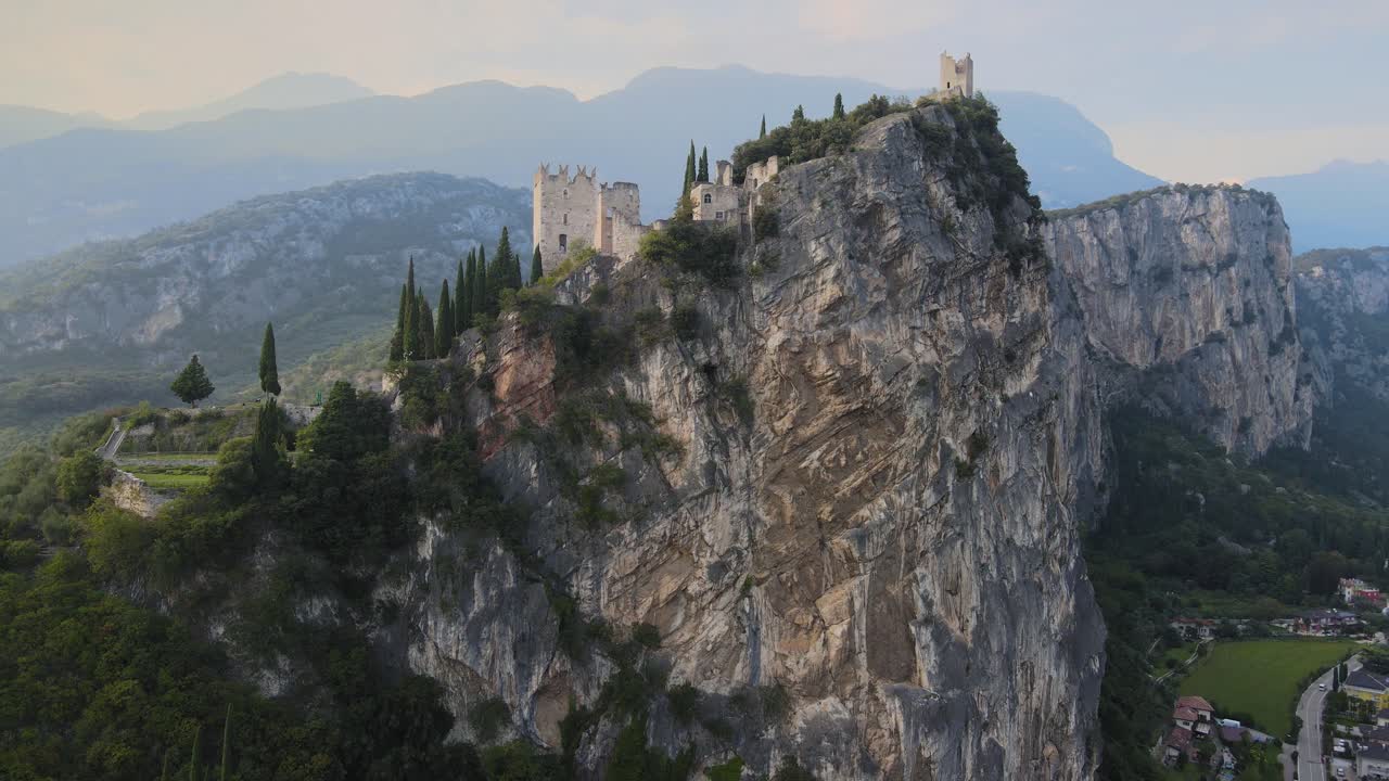 antiguo castillo de arco en un acantilado sobre la ciudad de riva del garda, italia