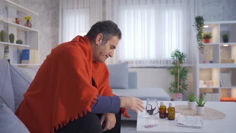 el hombre enfermo maduro está bebiendo medicina.