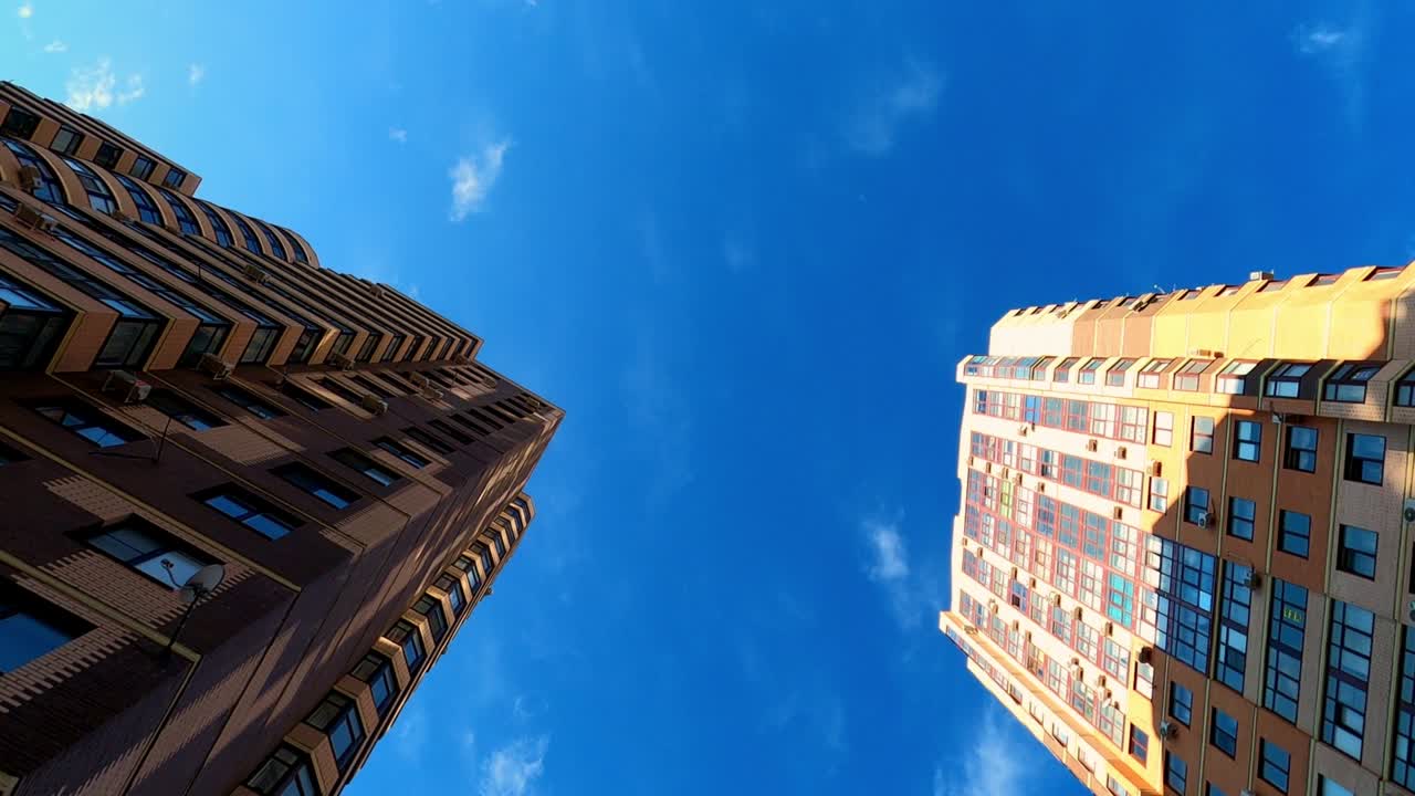 las nubes flotan entre las casas