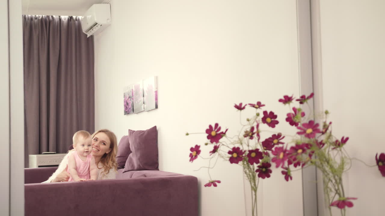 아기 를 바라보는 거울 을 가진 미소 짓는 여자