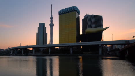 el horizonte de la ciudad de tokio al amanecer.