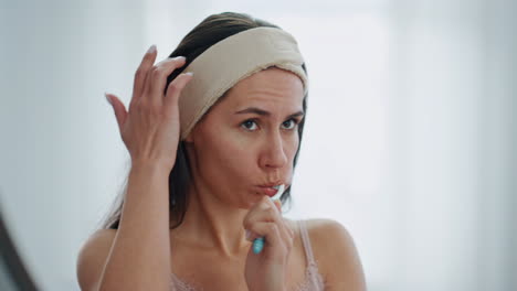 Mujer-Seria-Cepillándose-Los-Dientes-En-El-Primer-Plano-Del-Baño.-Señora-Cuidando-La-Higiene-Dental