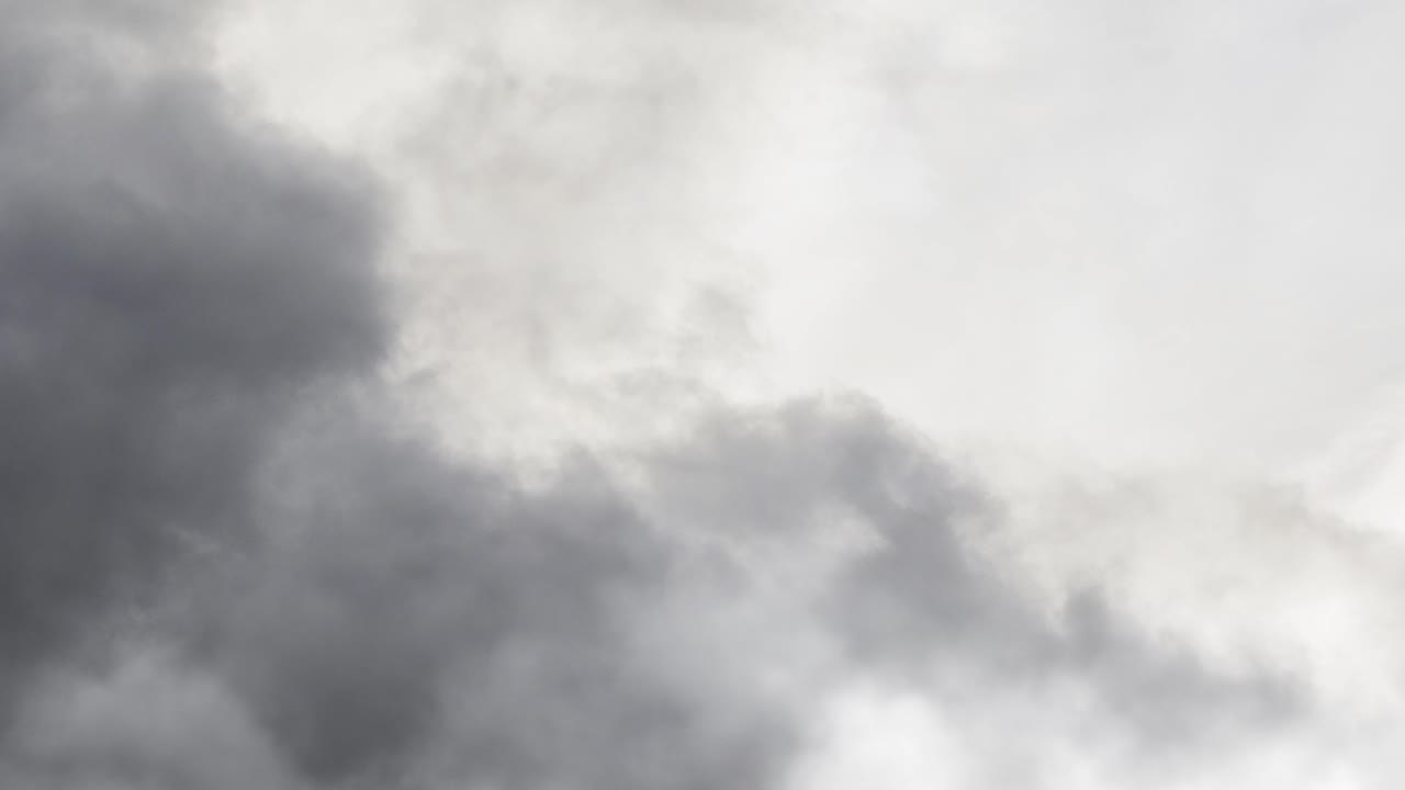 가장 어두운 밤, 폭풍우 구름 속에서 번개가 반인다