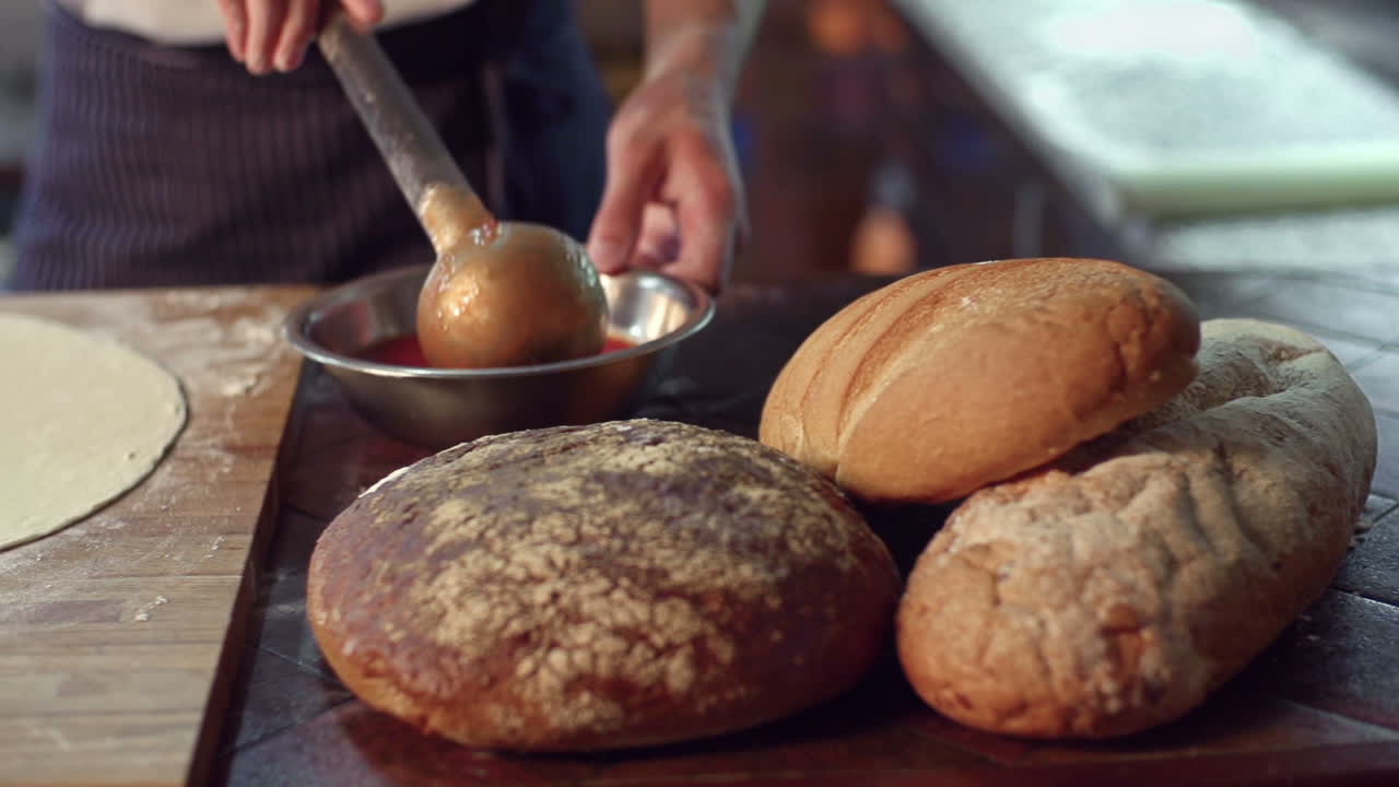 귀여운 젊은 여성이 집에서 개와 화상 통화를 합니다.