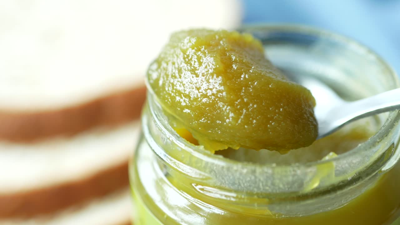 kaya extendido en una cuchara en la mesa ,