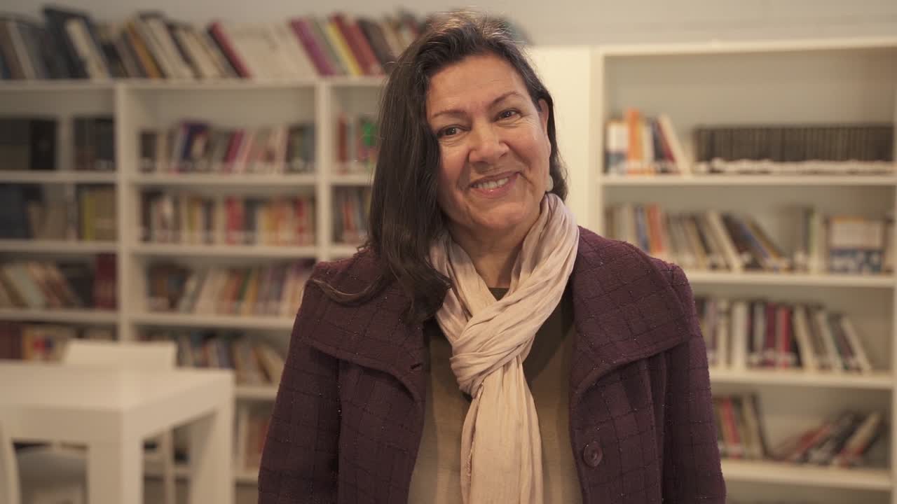 Bibliotecario argentino de edad avanzada posando para una fotografía de estilo de vida