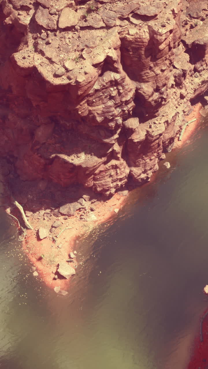 cañón de roca roja y río vista aérea