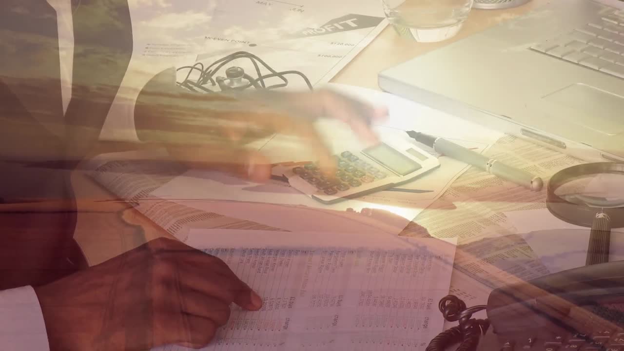 해변에서 해가 지는 동안 종이 한 장에 글을 쓰는 계산기를 사용하는 혼합 인종 남자의 애니메이션