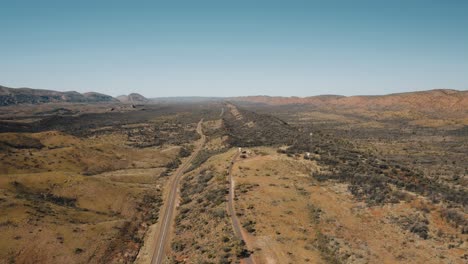 Umlaufende-Drohnenaufnahme-Des-Aussichtspunkts-Neil-Hargrave-Im-Nördlichen-Territorium-Der-West-MacDonnell-Range,-Australien,-4K