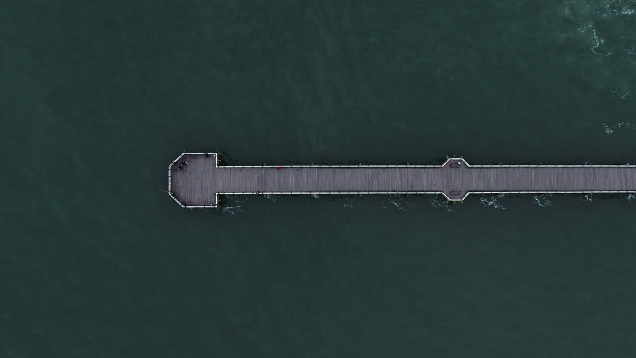 바다의 염전, 공중 영상, dji inspiration 2 – 클립 14, 이동: 부두 길이를 따라 측면 이동, 90도, 차단기 포함