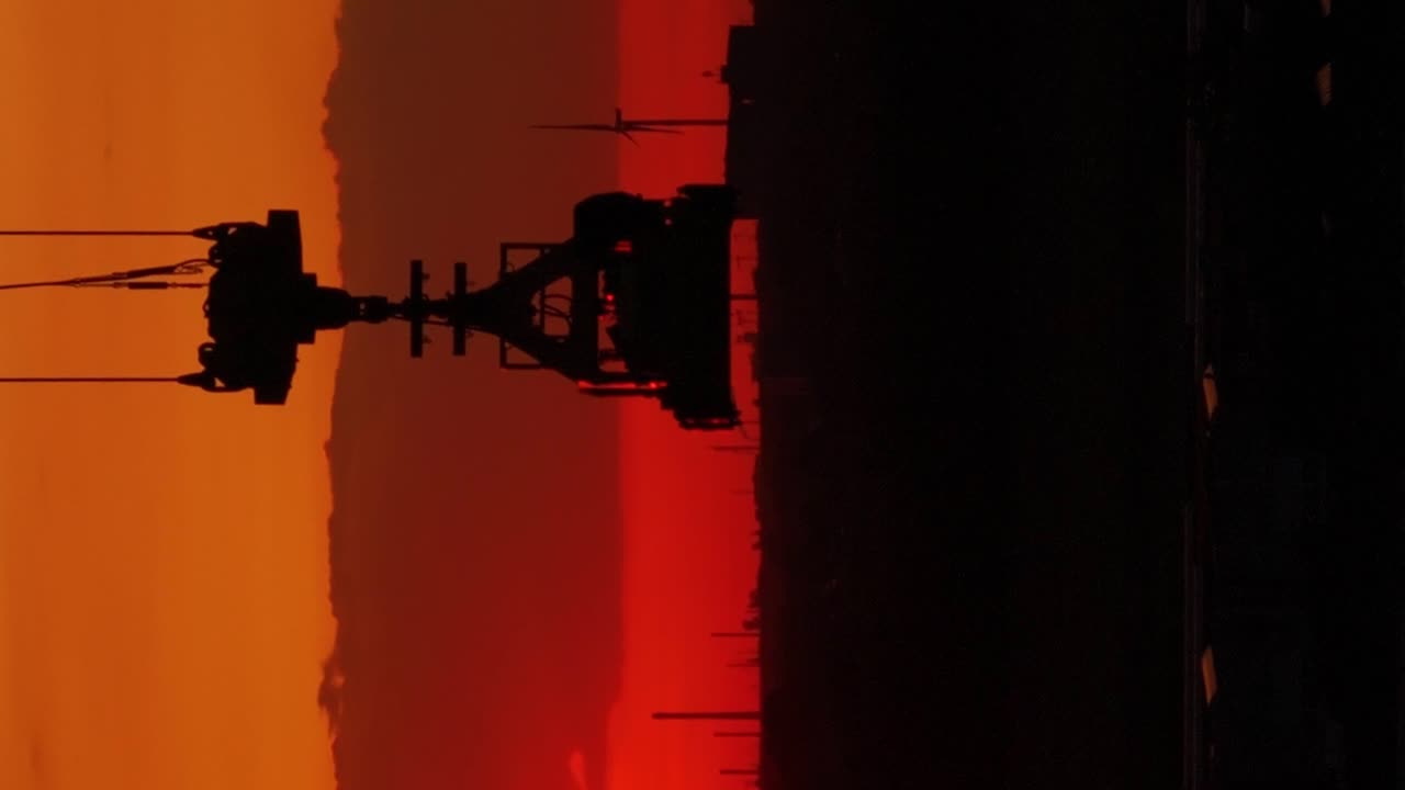 무거운 산업 크레인, 야간 색상, 실루, 공중 수직