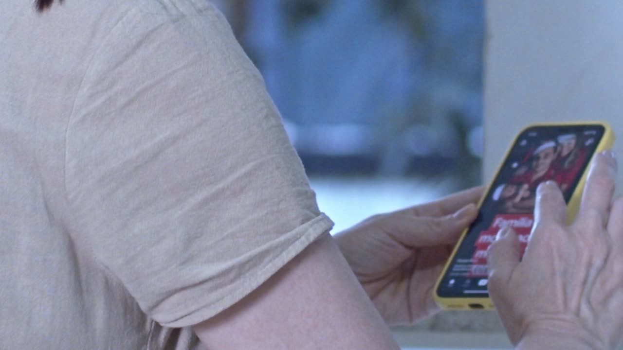 los dedos se mueven rítmicamente, navegando a través del paisaje digital