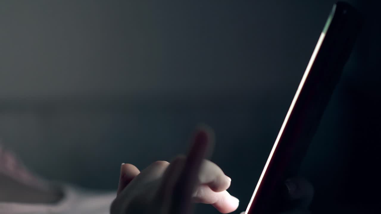 las manos de la mujer sostienen un teléfono inteligente negro y texto de vista cercana