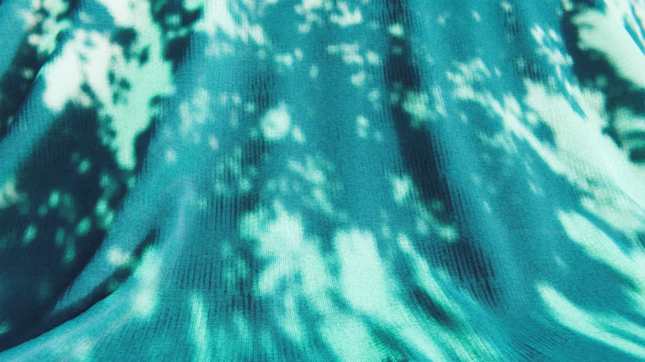 Hareket Eden Ağaç Gölgeleriyle Soyut Teal Rengi Batik Kumaş