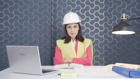 Mujer-Ingeniera-Haciendo-Un-Signo-De-Confianza-Ante-La-Cámara.