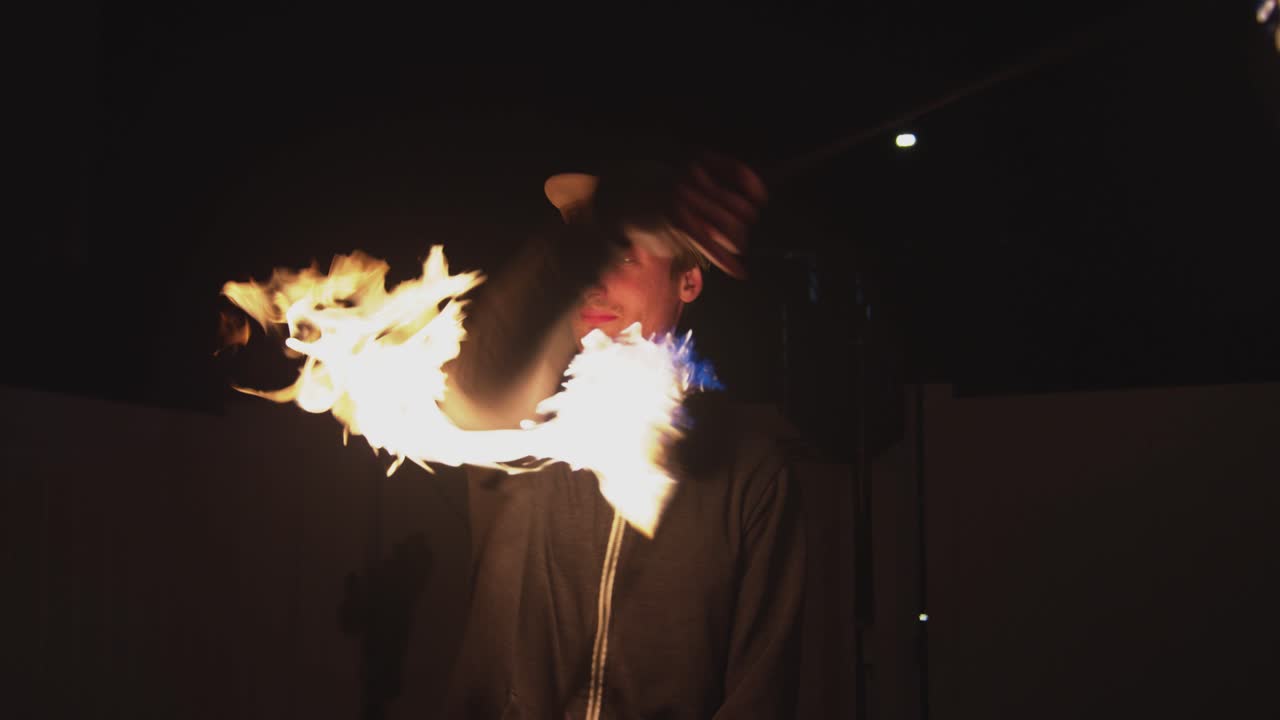 火回しパフォーマンスと火ジャグリング