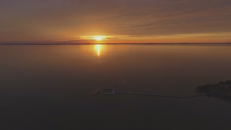 温特角码头和库伦海峡在阳光明<unk>的日落中