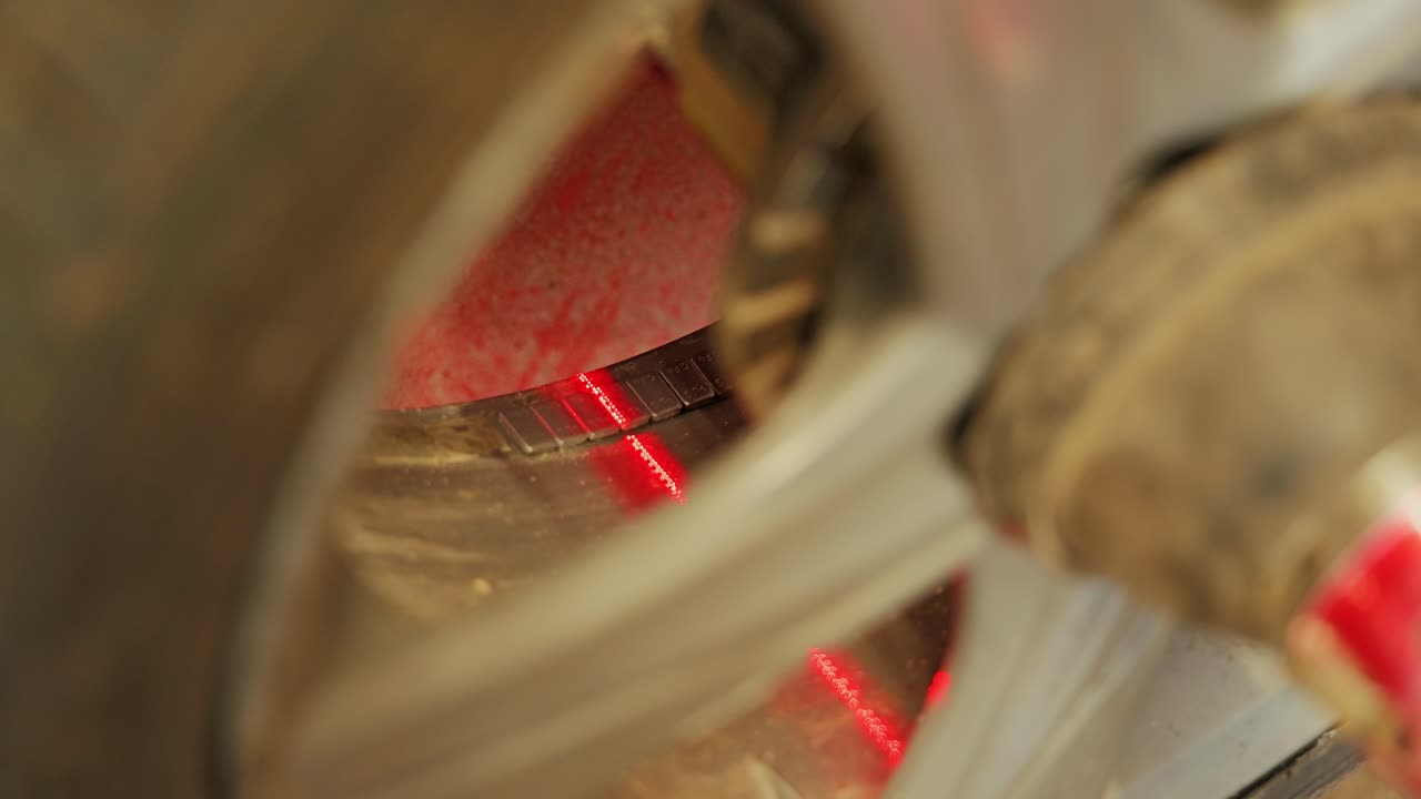 Visualizzazione dettagliata dell'equilibratura delle ruote durante il cambio pneumatici in un'officina automobilistica