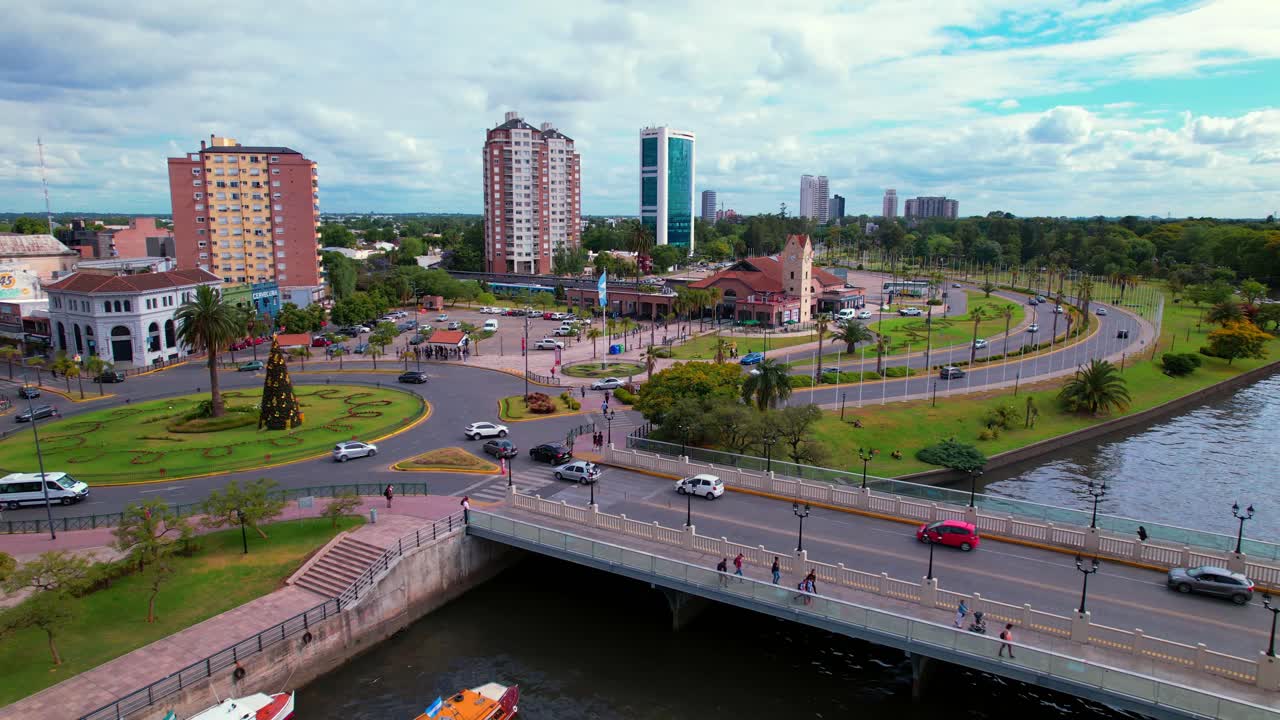 muñeca aérea en el río tigre y la bandera argentina ondeando en la rotonda mientras los vehículos conducen en ella