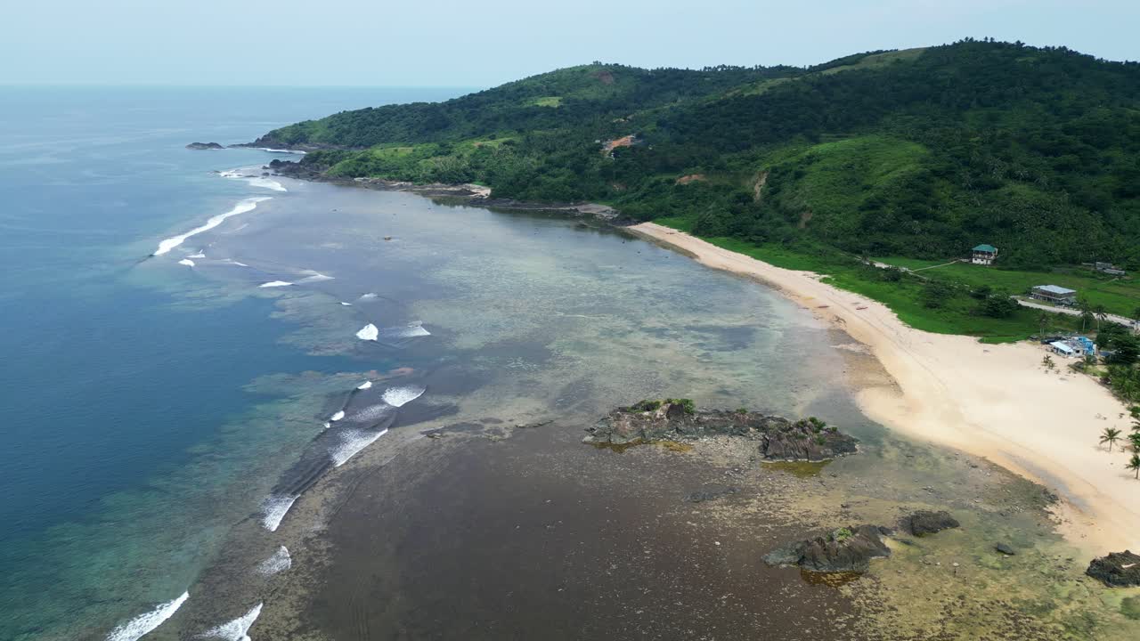 paisaje de una tranquila playa en puraran, baras, catanduanes, filipinas - toma aérea de un dron