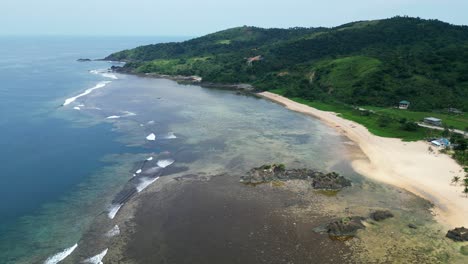 Paisaje-De-Playa-Tranquila-En-Puraran,-Baras,-Catanduanes,-Filipinas---Disparo-Aéreo-De-Drones