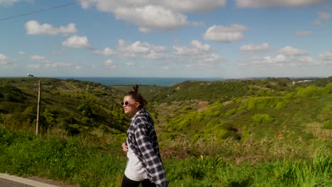 mujer caminando con una vista panorámica