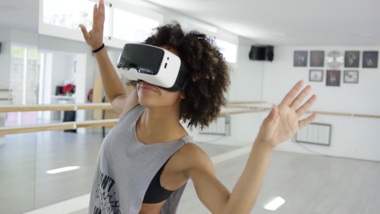 Afroamerikansk pige, der bruger VR-briller