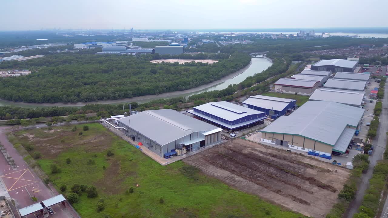 Vasto complesso industriale con magazzini, camion e container per spedizioni vicino al porto di Klang. Splendida vista aerea panoramica ripresa da drone