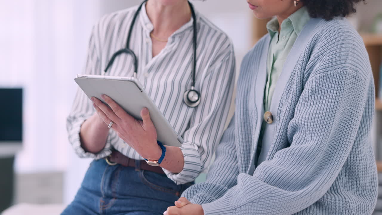 tableta, primer plano y médico con paciente en el consultorio