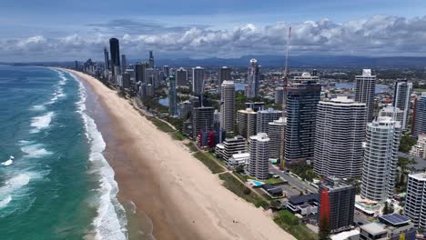 el paraíso de los surfistas, gold coast, queensland, australia, mirando hacia el sur a lo largo de los icónicos apartamentos de gran altura de esta hermosa ciudad