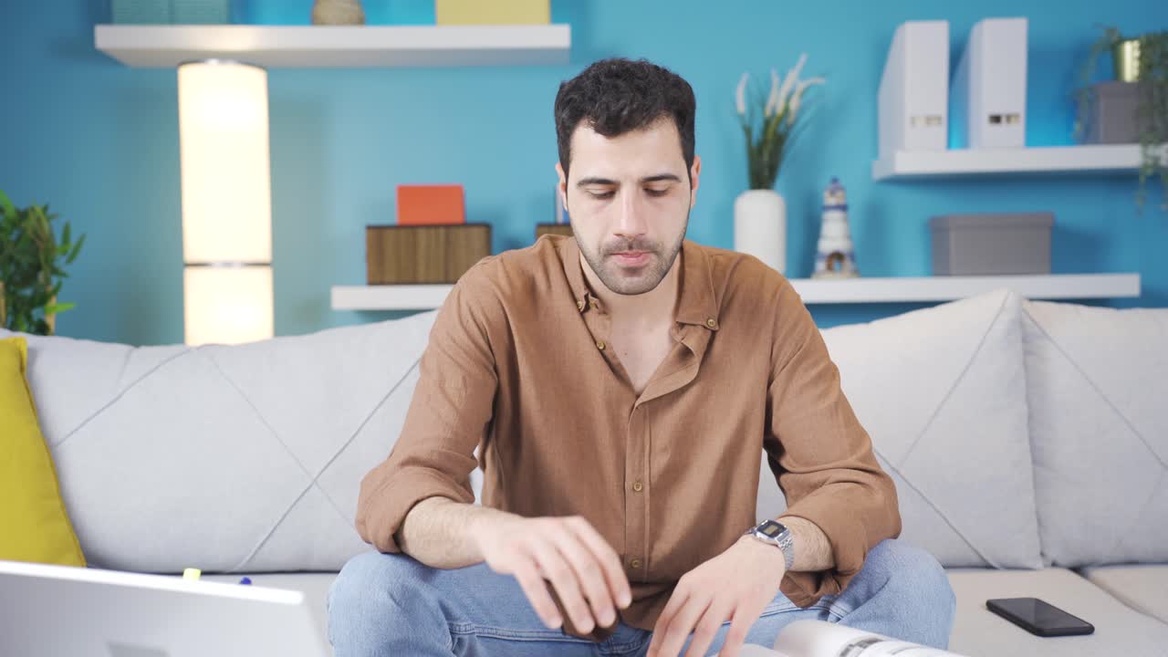 un joven frustrado mirando a la cámara infeliz.